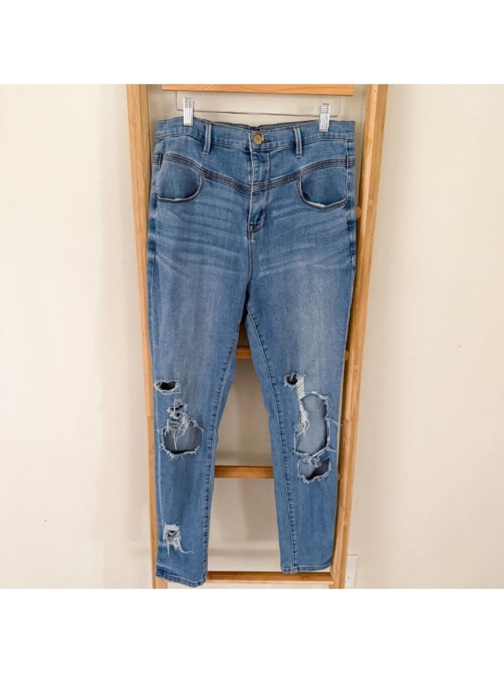 BDG High Rise Distressed Straight Jeans Light Wash Stretch Denim Size 31